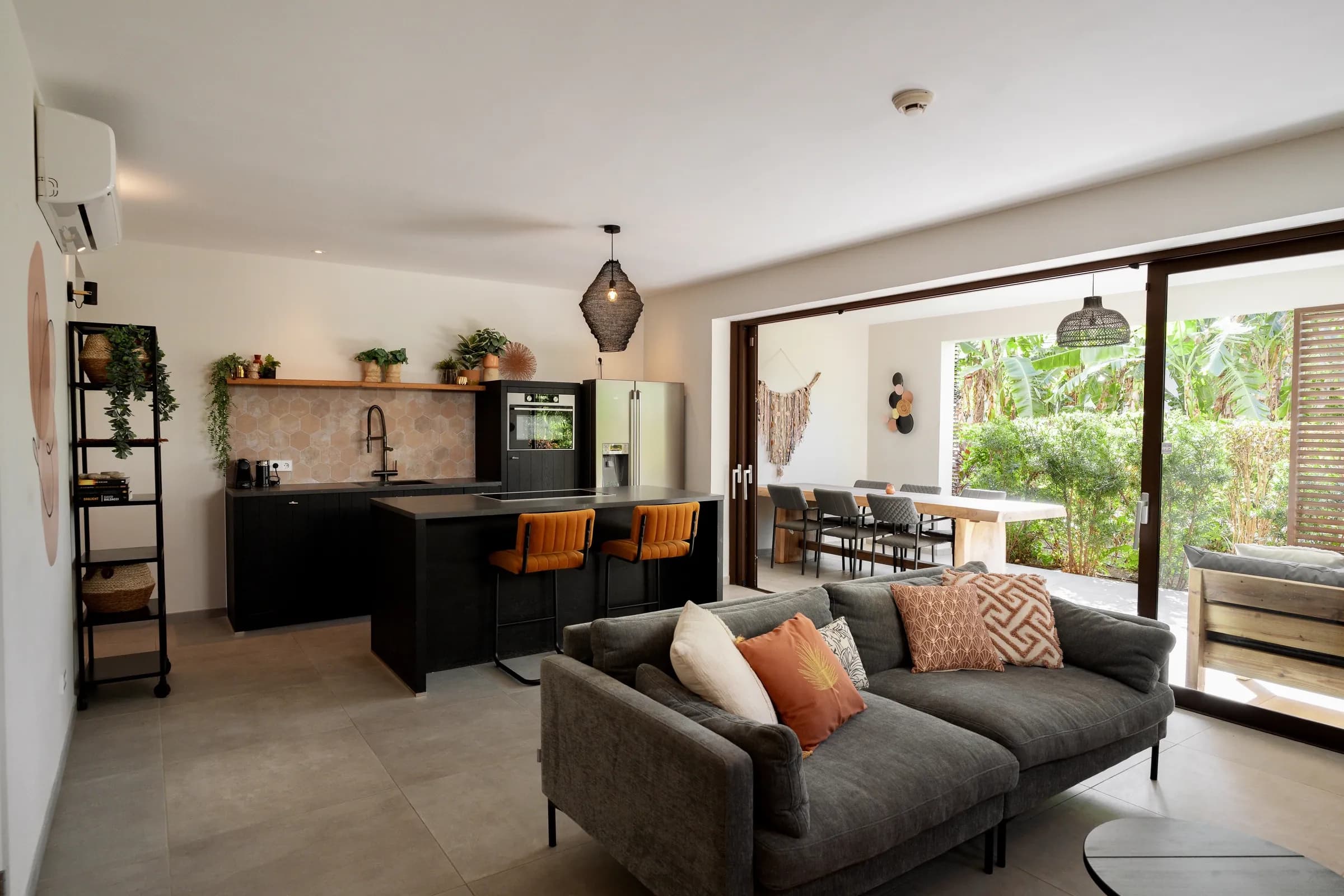 Woonkamer met open keuken