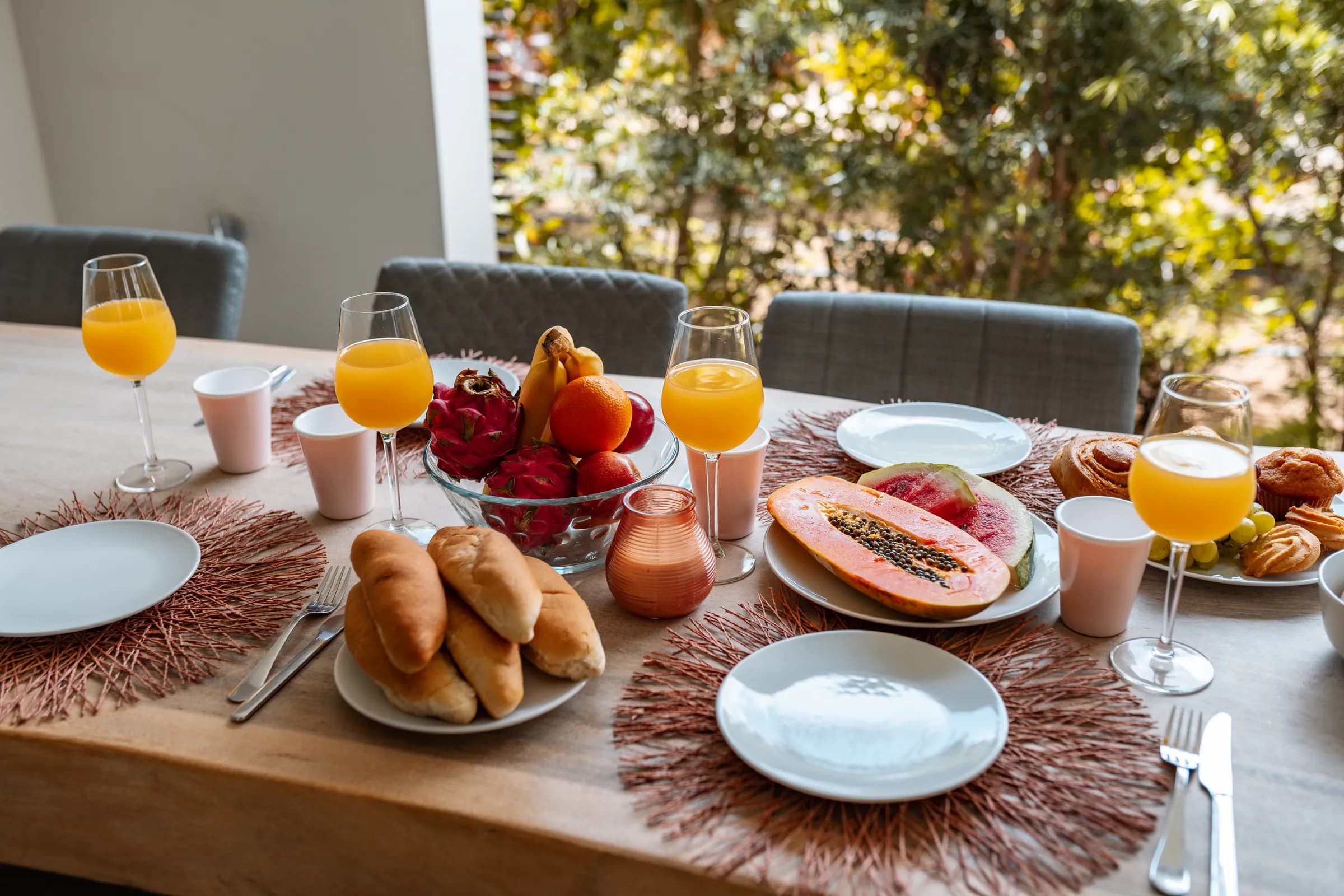 Gedekte ontbijttafel met vers fruit en jus d'orange